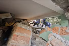 Cứu hộ Việt Nam đưa thi thể bé trai ra khỏi đống đổ nát tại Myanmar