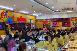 TPHCM: Giá vàng tăng cao, người dân xếp hàng mua vàng ngày vía Thần Tài 