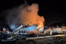 Ninh Thuận: Cháy tàu cá trong khu vực cảng Cà Ná