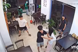 Thanh niên lao vào đập phá sau khi trêu ghẹo bạn gái nhân viên quán