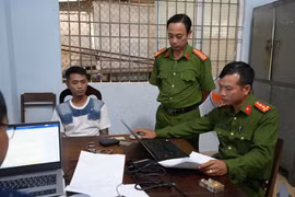 Mang dao đến quán karaoke “dằn mặt”, nhóm thanh niên bị tạm giữ