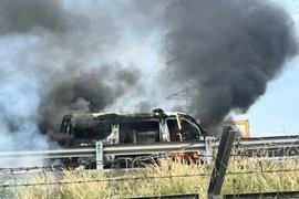 Xe cứu thương bất ngờ bốc cháy trơ khung trên cao tốc