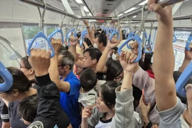 Các địa điểm tại trung tâm TPHCM thu hút đông đảo người dân đón Xuân