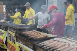 Phố cá lóc nướng tấp nập người ngày vía Thần Tài