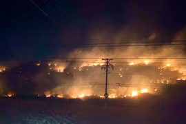 Cháy lớn trên đồi bằng lăng gần núi Tàu ở Bình Thuận