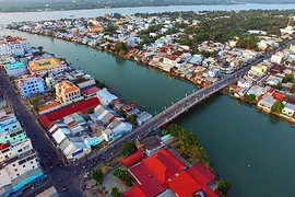 Nguồn: Báo Xây dựng (Một góc thị trấn Long Hồ)