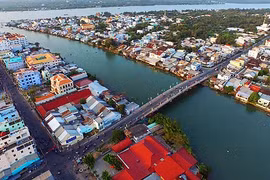 Nguồn: Báo Xây dựng (Một góc thị trấn Long Hồ)