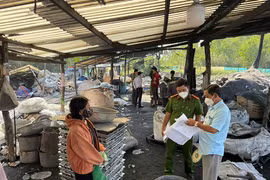 TPHCM: Bắt đối tượng xả hơn 7.700 tấn xỉ nhôm ra môi trường