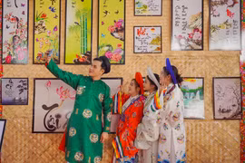 Mùng 1 Tết Ất Tỵ, người dân TP HCM hân hoan du xuân 