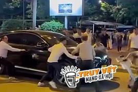 Ô tô “tự chạy” làm nhiều người hốt hoảng