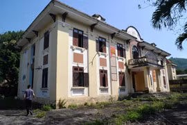 Cận cảnh loạt trụ sở 'khủng' ở Quảng Ngãi bị bỏ hoang