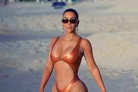 Kim Kardashian lại khoe vòng 3 nảy lửa