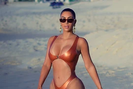 Kim Kardashian lại khoe vòng 3 nảy lửa