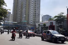 Giá xăng giảm từ lâu, taxi không chịu giảm giá