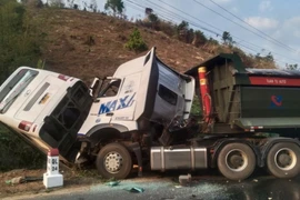  23 người thương vong trong vụ xe khách và xe tải tông nhau