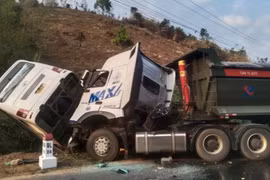  23 người thương vong trong vụ xe khách và xe tải tông nhau