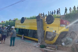 Lật xe đưa đón học sinh trên QL 19, nhiều em bị thương