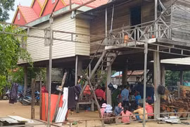 Gia Lai: Sửa bơm bị điện giật, 3 người trong một gia đình tử vong