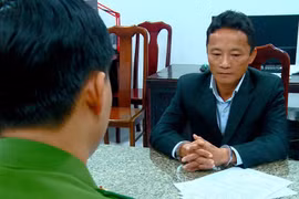 Tạm giam tài xế rút kiếm doạ chém nữ nhân viên ngăn hái hoa