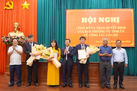 Thường trực Tỉnh ủy Kon Tum trao quyết định về công tác cán bộ 