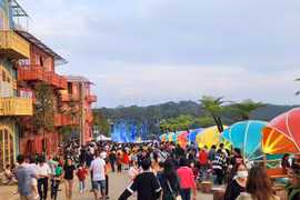 Dịp 30/4 -1/5: Du khách đổ về Măng Đen ngắm ”Đại lộ hoàng hôn”