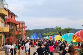 Dịp 30/4 -1/5: Du khách đổ về Măng Đen ngắm ”Đại lộ hoàng hôn”