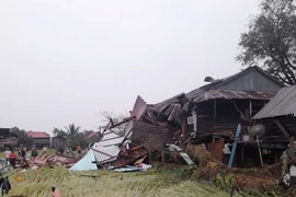 Gió lốc khiến hơn 100 ngôi nhà tốc mái, nhiều người bị thương