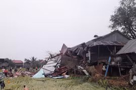 Gió lốc khiến hơn 100 ngôi nhà tốc mái, nhiều người bị thương