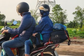 Chưa hết nghỉ lễ, người dân lỉnh kỉnh đồ đạc sớm kéo về Hà Nội