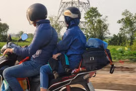 Chưa hết nghỉ lễ, người dân lỉnh kỉnh đồ đạc sớm kéo về Hà Nội