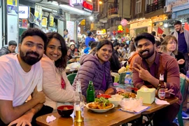 “Phố Tây” Tạ Hiện đông nghẹt người trong đêm đầu tiên của năm mới