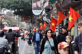 Đường phố Hà Nội rực rỡ cờ hoa chào đón xuân Quý Mão 2023