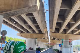 “Cả một bầu trời đầy rác” ở cầu vòm sắt vượt hồ Linh Đàm