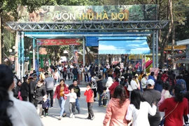 Hàng ngàn người đổ về vườn thú Hà Nội trong ngày đầu năm mới