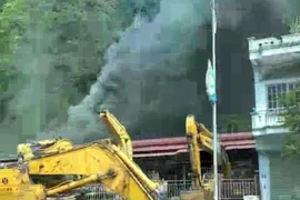 Đang cháy lớn tại khu vực xưởng máy xúc ở Quảng Ninh 