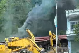 Đang cháy lớn tại khu vực xưởng máy xúc ở Quảng Ninh 