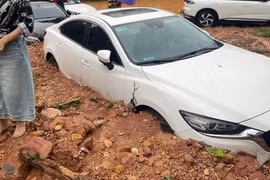 Loạt xe ô tô bị chôn bánh xe vì đất đá sạt lở ở Hà Nội