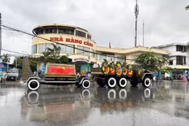 Trời đổ mưa tiễn đưa đồng chí Lê Văn Thành về nơi an nghỉ cuối cùng