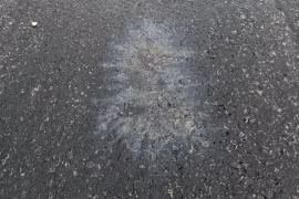 Mặt đường cao tốc Nghi Sơn - Diễn Châu bị đổ hóa chất phá hoại?