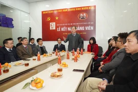 Chủ tịch VUSTA thăm và chúc Tết Báo Tri thức và Cuộc sống