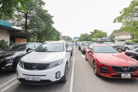 Trung tâm đăng kiểm lại "ùn tắc" tại Hà Nội