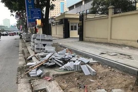 Xác định nguyên nhân khiến đá lát vỉa hè Hà Nội nhanh vỡ nát