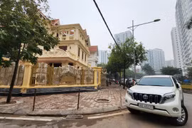 Đang tháo dỡ hàng rào chặn vỉa hè trước căn villa Linh Đàm