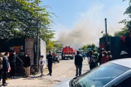 Hà Nội: Cháy kho hàng, khói bao trùm cả khu dân cư