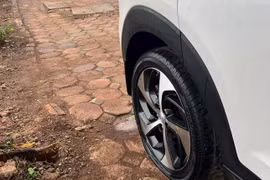 Hà Nội: Loạt ô tô đỗ trên vỉa hè khu Linh Đàm bị chọc thủng lốp