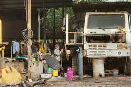 Quảng Ninh: Chưa di dời xưởng “mổ” ô tô cũ, Ai chịu trách nhiệm?