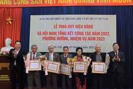 VUSTA trao Huy hiệu Đảng cho 29 đảng viên