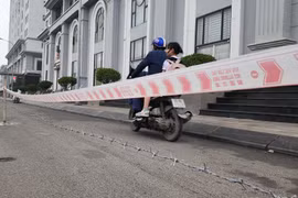 Hà Nội: Giăng “bẫy” dây thép gai ở chung cư Hateco Apollo 