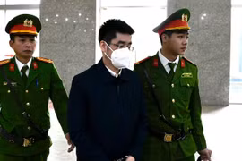 Cựu điều tra viên Hoàng Văn Hưng được dẫn giải tới tòa dù xin xét xử vắng mặt