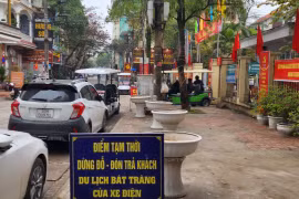 Hà Nội: Xe điện chở khách ở Bát Tràng không đăng ký, đăng kiểm